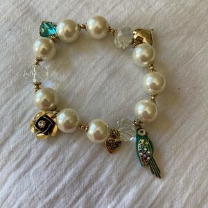 Betsey Johnson Faux Pearls Stretch Charm Bracelet‎ Flower Hearts Parrot